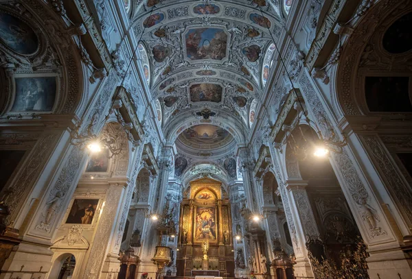 VIENNA, AUSTRIA - 29.01.2020: Dominik Kilisesi 'nin İçi. St. Maria Rotunda Kilisesi olarak da bilinir, 1631-1634 yılları arasında erken Barok tarzında inşa edilmiştir..