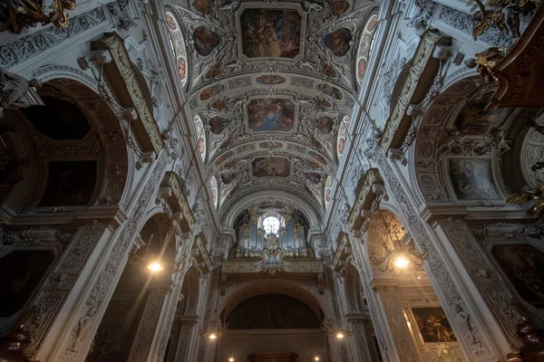 ウィーン オーストリア 2020 ドミニカ教会の内部 聖マリア ロタンダ教会としても知られ 1631年から1634年にかけて初期バロック様式で建てられた — ストック写真
