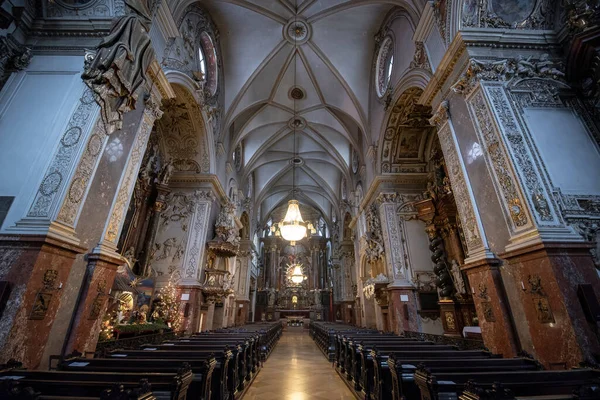 VIENNA, AUSTRIA - 07.02.2020: St Hieronymus (St Jerome) adanmış Fransiskan kilisesi iç mimarisi 1611 yılında Rönesans tarzında inşa edilmiştir.