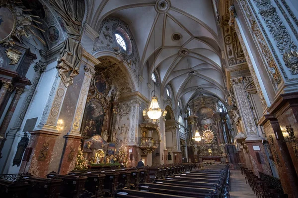 VIENNA, AUSTRIA - 07.02.2020: St Hieronymus (St Jerome) adanmış Fransiskan kilisesi iç mimarisi 1611 yılında Rönesans tarzında inşa edilmiştir.