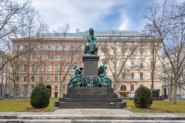 ウィーン オーストリア 952 2020年3月3日 ウィーンのベートーヴェン広場にあるベートーヴェン記念碑 記念碑は1880年に公開された — ストック写真