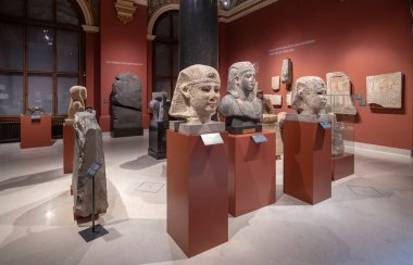 Viyana, Avusturya - 15.02.2020: Sanat Tarihi Müzesi (Kunsthistorisches Museum). Mumyalar, lahitler ve antik Mısır sanatı da dahil olmak üzere Mısır 'a adanmış salon.