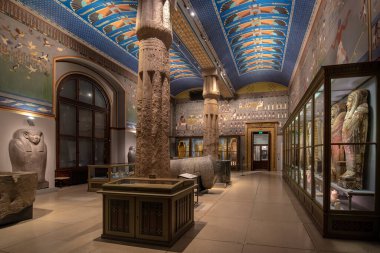 Viyana, Avusturya - 15.02.2020: Sanat Tarihi Müzesi (Kunsthistorisches Museum). Mumyalar, lahitler ve antik Mısır sanatı da dahil olmak üzere Mısır 'a adanmış salon.