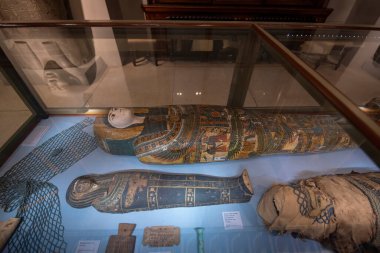 Viyana, Avusturya - 15.02.2020: Sanat Tarihi Müzesi (Kunsthistorisches Museum). Mumyalar, lahitler ve antik Mısır sanatı da dahil olmak üzere Mısır 'a adanmış salon.