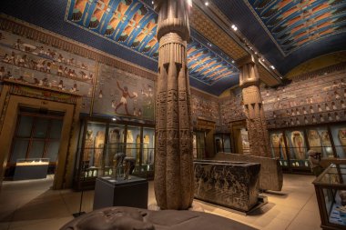 Viyana, Avusturya - 15.02.2020: Sanat Tarihi Müzesi (Kunsthistorisches Museum). Mumyalar, lahitler ve antik Mısır sanatı da dahil olmak üzere Mısır 'a adanmış salon.