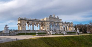 Viyana, Avusturya - 29.01.2020: The Gloriette güzel bir mimari binadır, burada yemek salonu, festival salonu olarak kullanılmıştır.