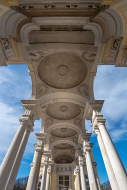Viyana, Avusturya - 19.02.2020: The Gloriette in Great Parterre garden of Schoenbrunn Palace (Schloss Schonbrunn) güzel bir mimari binadır.