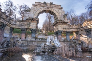 Viyana, Avusturya - 26.02.2020: Schonbrunn Sarayı veya Schloss Schoenbrunn Parkı 'ndaki çeşmeli Roma kalıntıları
