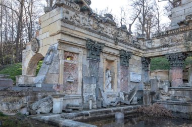 Viyana, Avusturya - 26.02.2020: Schonbrunn Sarayı veya Schloss Schoenbrunn Parkı 'ndaki çeşmeli Roma kalıntıları
