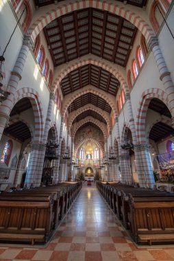 Viyana, Avusturya - 12.02.2020: Aziz Brigitta kilisesinin içi. Brigittakirche, mimar Friedrich von Schmidt 'in Neo-Gotik tarzında bir Roma Katolik kilisesidir. 