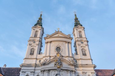 Viyana, Avusturya - 10.02.2020: Barok Kilisesi Cephesi Maria Treu - Katholische Kirche Piaristenkirche veya Wien 'deki Roma Katolik Piarist Kilisesi