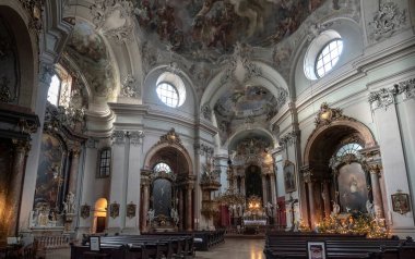 Viyana, Avusturya - 10.02.2020: Barok Kilisesi 'nin İçi Maria Treu - Katholische Kirche Piaristenkirche veya Wien' deki Roma Katolik Piarist Kilisesi