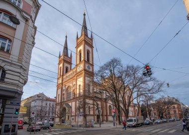 Viyana, Avusturya - 10.02.2020: Altlerchenfeld kilisesi cephesi Wien 'deki Yedi Sığınak' a, bir Roma Katolik 'ine. Sergide klasik ve tarihçilik tarzları yer alıyor..