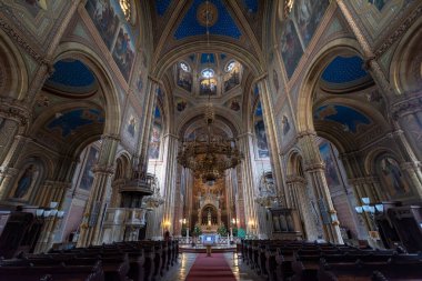 Viyana, Avusturya - 10.02.2020: Wien 'deki Altlerchenfelder Kilisesi. Sergide klasik ve tarihçilik tarzları yer alıyor. Papaz evi ve sunak