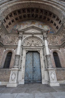 Viyana, Avusturya - 10.02.2020: Wien 'deki Katolik kilisesi Breitenfeld (St. Franziskus Seraphicus) cephesi. Roman Katholische Kirche. Assisi 'li Francis Kilisesi