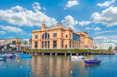 Bari, Puglia, İtalya - 23 Haziran 2020: Bari şehir merkezindeki Teatro Margherita tiyatrosunun deniz manzarası, başkent Bari 'nin ve Apulia bölgesinin, limanın ve botların manzarası