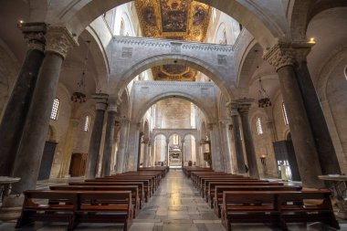 Bari, Puglia, İtalya - 23 Haziran 2020: Bari 'de bulunan Pontifical Basilica di San Nicola (Aziz Nikola Bazilikası) kilisesi. Apulia bölgesindeki Roma Katolik Kilisesi