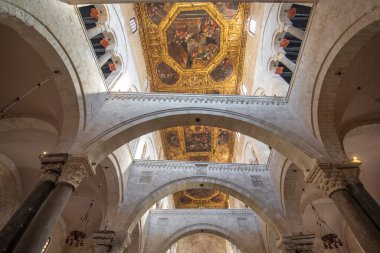 Bari, Puglia, İtalya - 23 Haziran 2020: Bari 'de bulunan Pontifical Basilica di San Nicola (Aziz Nikola Bazilikası) kilisesi. Apulia bölgesindeki Roma Katolik Kilisesi