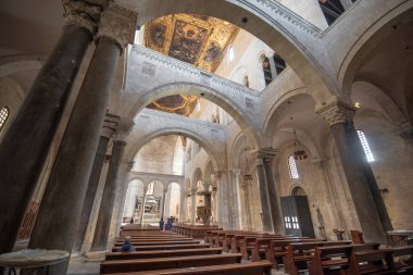 Bari, Puglia, İtalya - 23 Haziran 2020: Bari 'de bulunan Pontifical Basilica di San Nicola (Aziz Nikola Bazilikası) kilisesi. Apulia bölgesindeki Roma Katolik Kilisesi