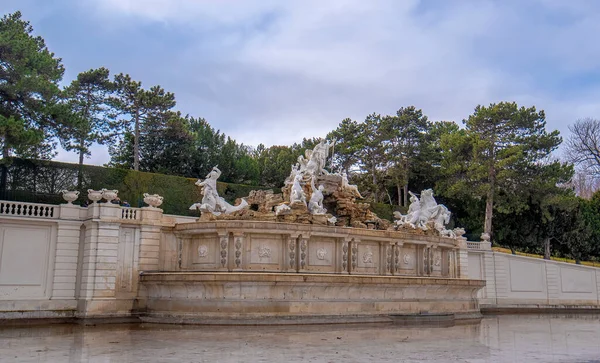 Wiedeń Austria 2020 Fontanna Neptuna Neptunbrunnen Pobliżu Pałacu Schonbrunn Parku — Zdjęcie stockowe