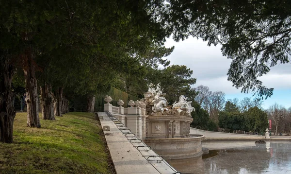 奥地利维也纳 2020年2月26日 位于肖恩布伦公园熊布伦宫 Schonbrunn Palace 附近的海王星泉 Neptune Fountain 饲养马匹和古神的神像 — 图库照片
