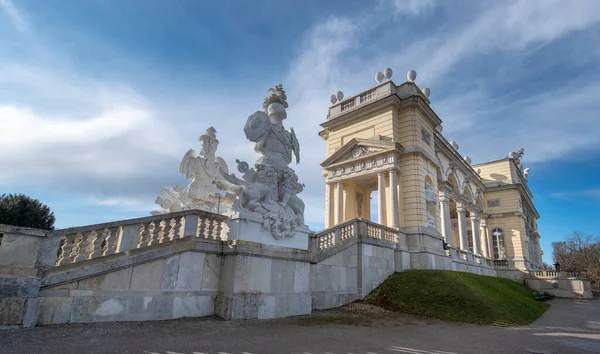 奥地利维也纳 2020年2月19日 肖恩布伦宫 Schloss Schonbrunn 大帕特里花园的格洛丽埃特 Gloriette 是一座漂亮的建筑 用作餐厅 音乐厅 — 图库照片