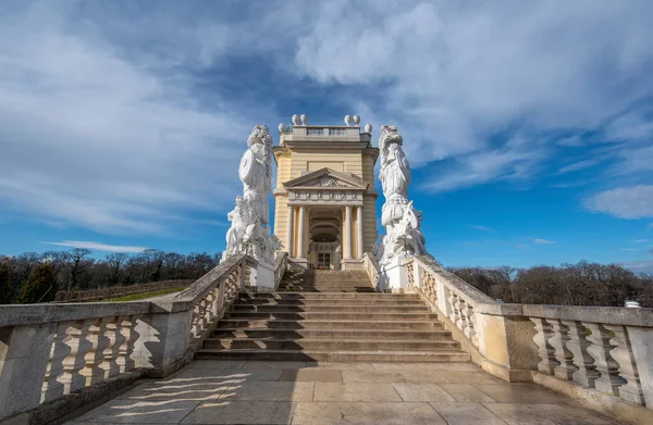 奥地利维也纳 2020年2月19日 肖恩布伦宫 Schloss Schonbrunn 大帕特里花园的格洛丽埃特 Gloriette 是一座漂亮的建筑 用作餐厅 音乐厅 — 图库照片