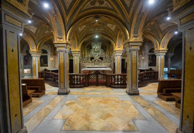 Bari, Puglia, İtalya - 23 Mart 2019: Apulia bölgesindeki Bari Katedrali 'nin içinde (İtalyanca: Duomo di Bari veya Chiesa Basilica Cattedrale Catpolitana di San Sabino)