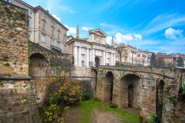Köprü ve kapı Porta San Giacomo, Bergamo, İtalya Venedik Duvarları üzerinde (Mure Venete) Yukarı Şehir 'de (Citta Alta)