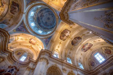Bergamo, İtalya - 12.02.2020: Citta Alta Katedrali 'nin içi (Cattedrale di Bergamo), bir Roma Katolik katedrali. Kubbe 'nin sahanlığının boyaları ve dekorasyonları. Kilise
