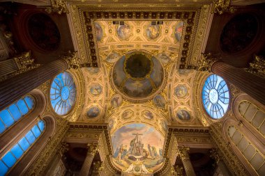 Bergamo, İtalya - 12.02.2020: Citta Alta Katedrali 'nin içi (Cattedrale di Bergamo), bir Roma Katolik katedrali. Kubbe 'nin sahanlığının boyaları ve dekorasyonları. Kilise