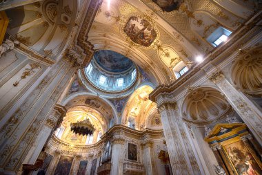 Bergamo, İtalya - 12.02.2020: Citta Alta Katedrali 'nin içi (Cattedrale di Bergamo), bir Roma Katolik katedrali. Kubbe 'nin sahanlığının boyaları ve dekorasyonları. Kilise