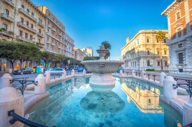 Bari, Puglia, İtalya - 03.02.2020: Fountain Fontana Corso Cavour ve Theater Petruzzelli. Apulia bölgesinin başkenti, Adriyatik Denizi üzerinde büyük bir şehir