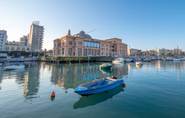 Bari, Puglia, İtalya - 23 Şubat 2019: Bari şehir merkezindeki Teatro Margherita tiyatrosunun deniz manzarası, başkent Bari 'nin ve Apulia bölgesinin, limanın ve botların manzarası