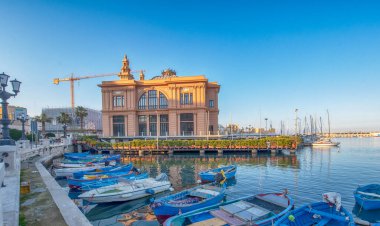 Bari, Puglia, İtalya - 23 Şubat 2019: Bari şehir merkezindeki Teatro Margherita tiyatrosunun deniz manzarası, başkent Bari 'nin ve Apulia bölgesinin, limanın ve botların manzarası