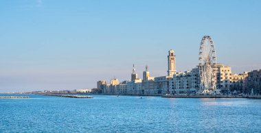 İtalya 'nın Apulia bölgesindeki Bari rıhtımındaki dev dönme dolabın panoramik görüntüsü. Puglia. Panorama