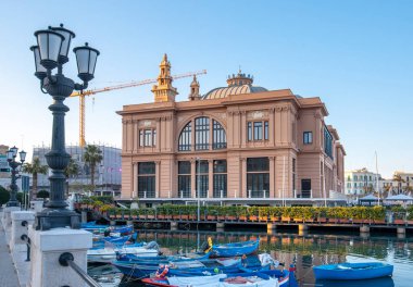 Bari, Puglia, İtalya - 23 Şubat 2019: Bari şehir merkezindeki Teatro Margherita tiyatrosunun deniz manzarası, başkent Bari 'nin ve Apulia bölgesinin, limanın ve botların manzarası