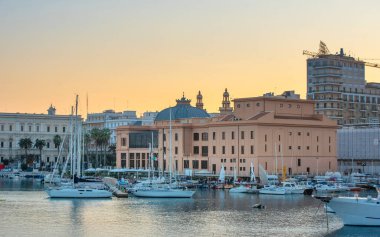 Bari, Puglia, İtalya - 23 Şubat 2019: Bari şehir merkezindeki Teatro Margherita tiyatrosunun deniz manzarası, başkent Bari 'nin ve Apulia bölgesinin, limanın ve botların manzarası
