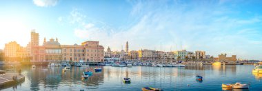 Bari, Puglia, İtalya - 03.02.2020: Margherita tiyatrosu, katedral ve Sant 'Antonio kalesi ile liman ve limanın panoramik manzarası. Gün batımında Panorama