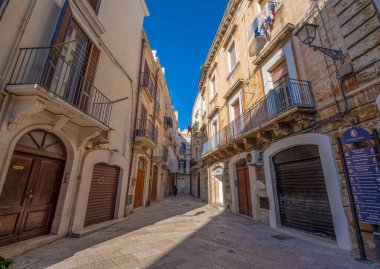 Bari, Puglia, İtalya - 23 Şubat 2019: Bari, Apulia 'daki renkli sokak manzarası. Güney İtalya 'nın İtalyan ruhu.