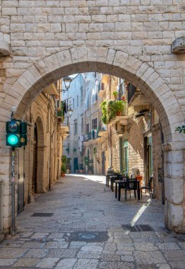 Bari, Puglia, İtalya - 23 Şubat 2019: Bari, Apulia 'daki renkli sokak manzarası. Güney İtalya 'nın İtalyan ruhu.