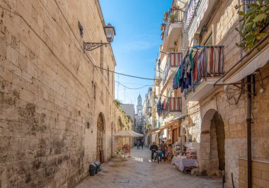 Bari, Puglia, İtalya - 23 Şubat 2019: Bari, Apulia 'daki renkli sokak manzarası. Güney İtalya 'nın İtalyan ruhu.