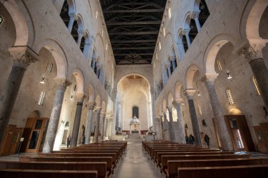 Bari, Puglia, İtalya - 23 Şubat 2019: Apulia bölgesindeki Katedralin içi (İtalyanca: Duomo di Bari or Chiesa Basilica Cattedrale Metropolitana di San Sabino)