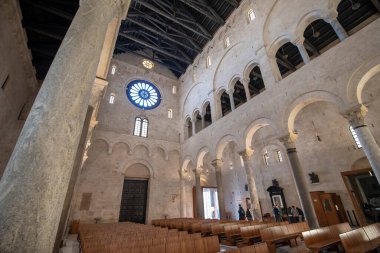 Bari, Puglia, İtalya - 23 Şubat 2019: Apulia bölgesindeki Katedralin içi (İtalyanca: Duomo di Bari or Chiesa Basilica Cattedrale Metropolitana di San Sabino)