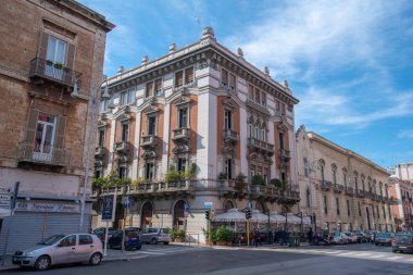 Bari, Puglia, İtalya - 23 Şubat 2019: Bari, Apulia 'da renkli cadde ve evler manzarası. Güney İtalya 'nın İtalyan ruhu.