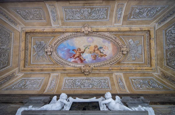 意大利Bergamo 2019年6月12日 意大利米兰市Bergamo市Madonna Del Giglio教堂入口的天花板 — 图库照片