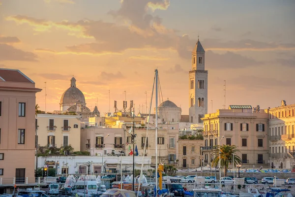 Bari, Puglia, İtalya - 23 Şubat 2019: Bari şehri San Nicola Bazilikası ve Romanesque Katedrali ile gün batımında. Bari, İtalya. Marina 'dan deniz manzaralı. Apulia bölgesi