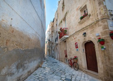 Monopoli, Puglia, İtalya - 01 Mart 2019: Eski şehirde renkli evler manzaralı sokak ve sokak. Apulia Bölgesi