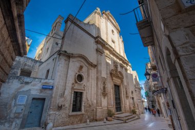 Monopoli, Puglia, İtalya - 01 Mart 2019: Suffrage Hanımefendimizin Kilise Kardeşlik Örgütü (Araf Kilisesi) ve eski şehrin iskelet giriş kapısı. Apulia
