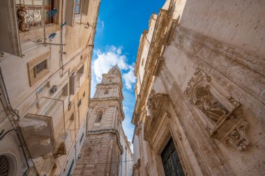 Katedral 'in çan kulesi Maria Santissima della Madia (Basilica Cattedrale Maria Santissima della Madia) ve İtalya' nın eski kasabası Monopoli, Puglia 'daki Suffrage' ın Kardeşlik Örgütü. Apulia